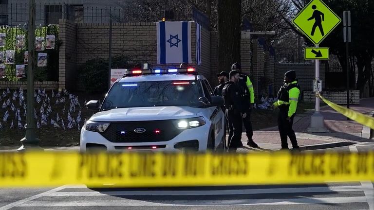 Muž v uniformě se zapálil před izraelskou ambasádou v USA, na následky zemřel